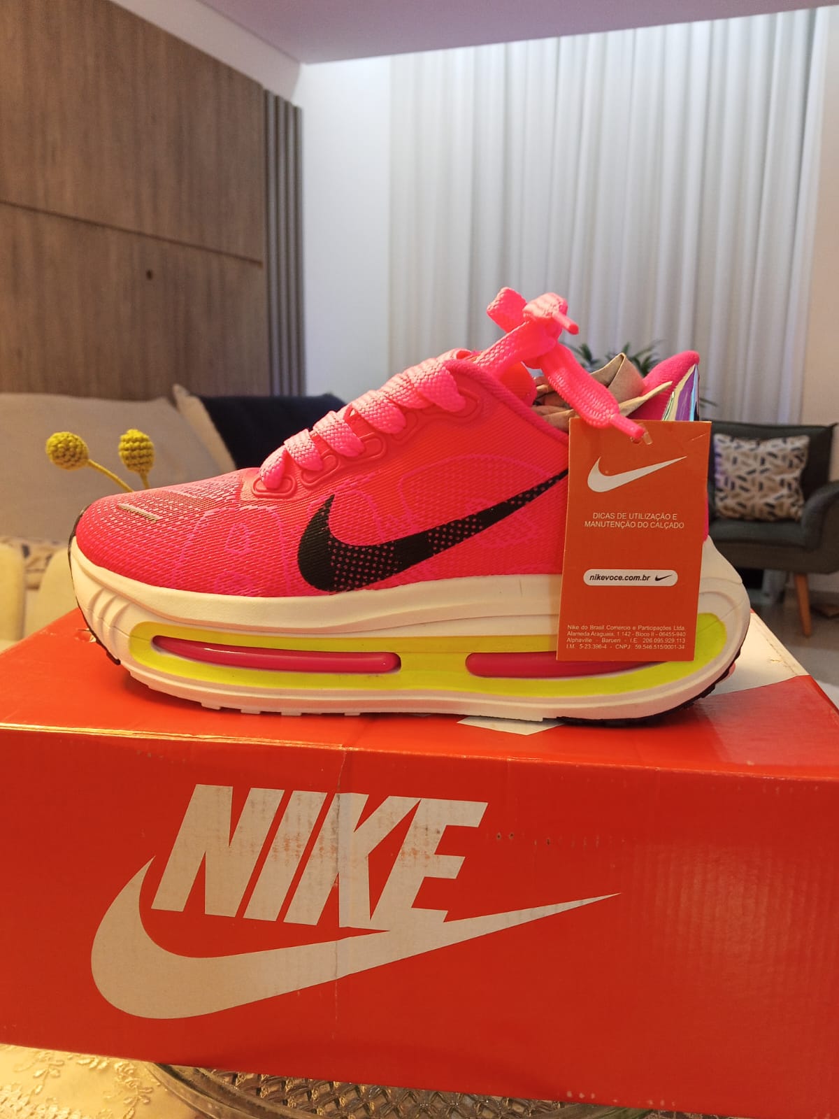 Tênis Nike rosa neon na caixa com cartão de manutenção